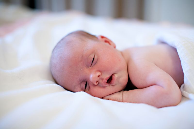 Грудничок зевает