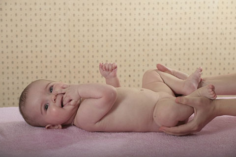 грудничок на спине