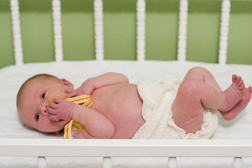 ребенок в кроватке