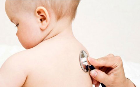 слушаем дыхание грудничка стетоскопом