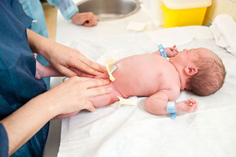 осмотр грудничка в больнице