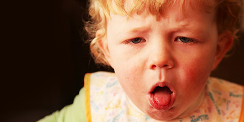 Ларингит – опасное воспаление гортани у грудничка. Как распознать болезнь и вовремя оказать помощь малышу?