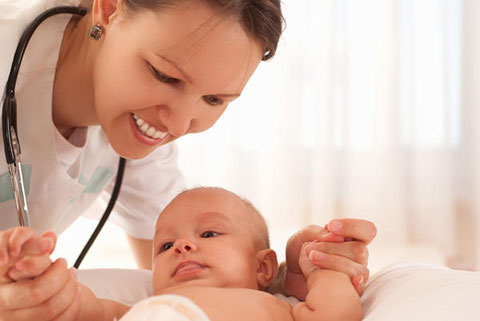 осмотр грудничка у врача